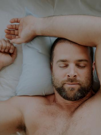 iemand slaapt in bed