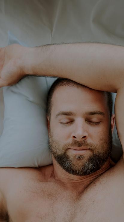 iemand slaapt in bed