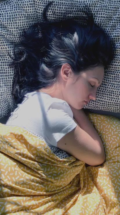 iemand slaapt op z'n zij in bed