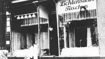 Een kapotte winkelruit na Kristallnacht