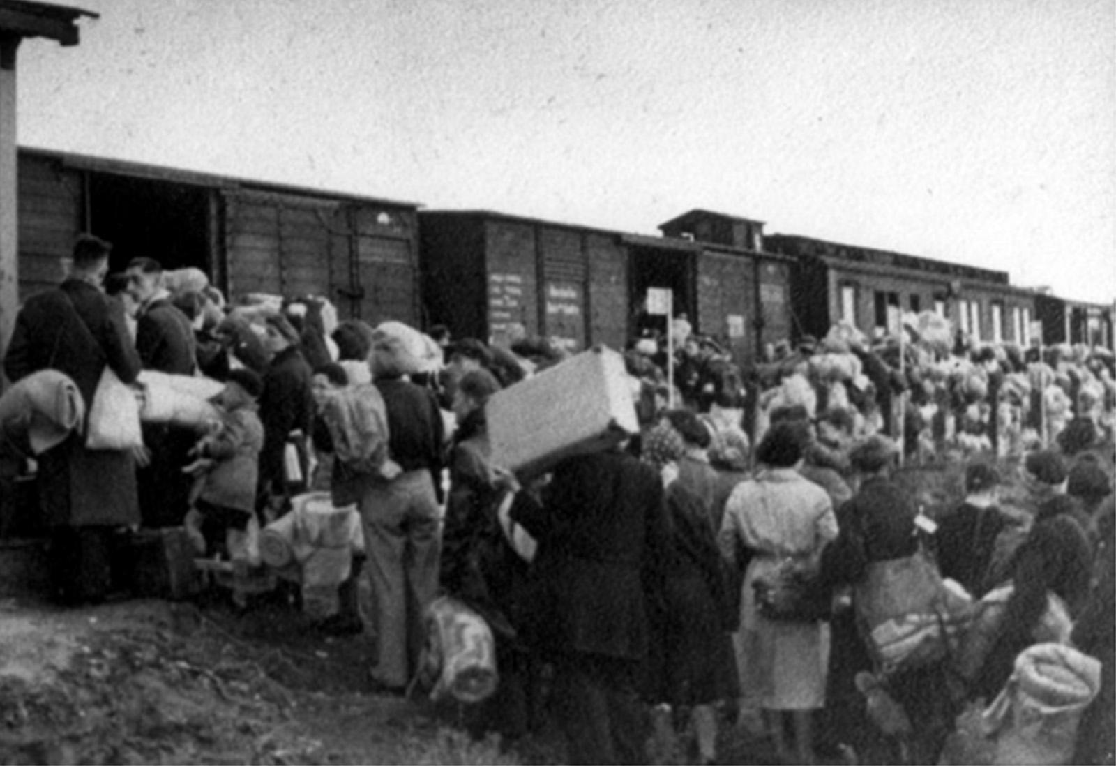Mensen in de rij om vanuit doorvoerkamp Westerbork op de trein gezet te worden.
