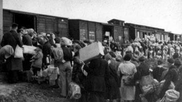 Mensen in de rij om vanuit doorvoerkamp Westerbork op de trein gezet te worden.