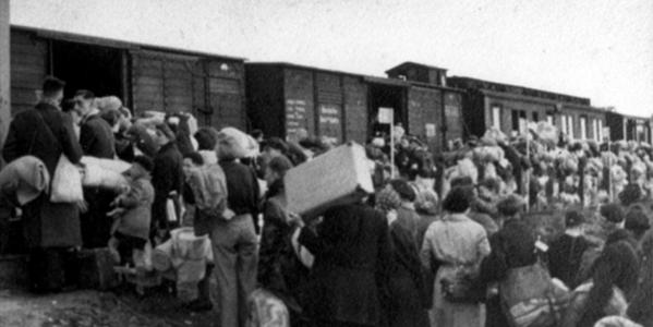 Mensen in de rij om vanuit doorvoerkamp Westerbork op de trein gezet te worden.