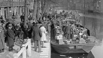 Boten met de spullen uit de uitgeruimde huizen van gedeporteerde Joodse inwoners.