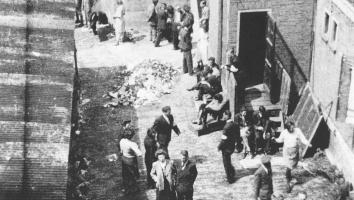 Joden op de binnenplaats van de Hollandse Schouwburg aan de Plantage Middenlaan. 