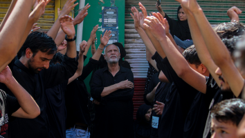 Sjiieten slaan op hun borst