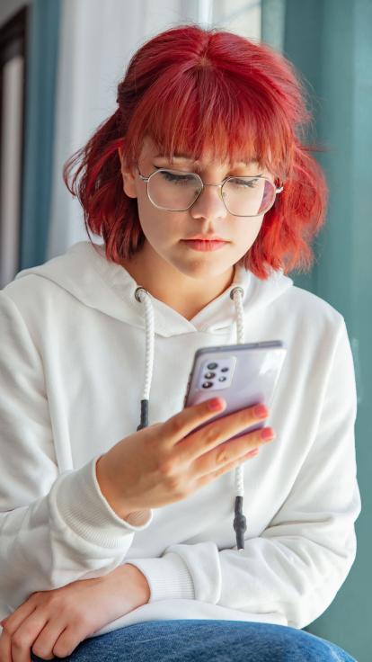 iemand op haar telefoon