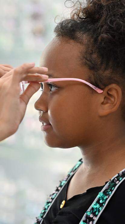 een kind is brillen aan het passen