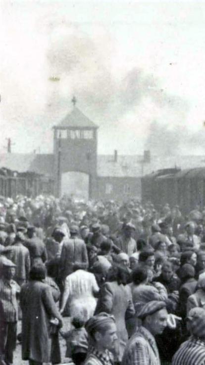 gevangenen worden vanaf de trein naar het concentratiekamp Auschwitz gebracht