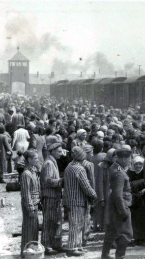 Platform voor Auschwitz waar Joden uit treinen worden geselecteerd en verdeeld. 