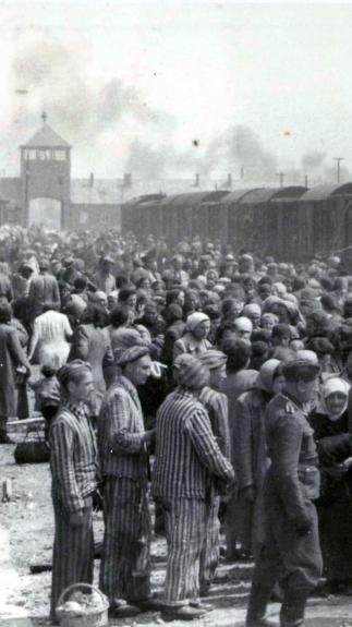 Platform voor Auschwitz waar Joden uit treinen worden geselecteerd en verdeeld. 