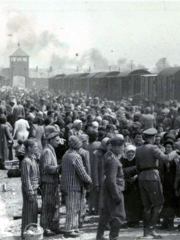 Platform voor Auschwitz waar Joden uit treinen worden geselecteerd en verdeeld. 
