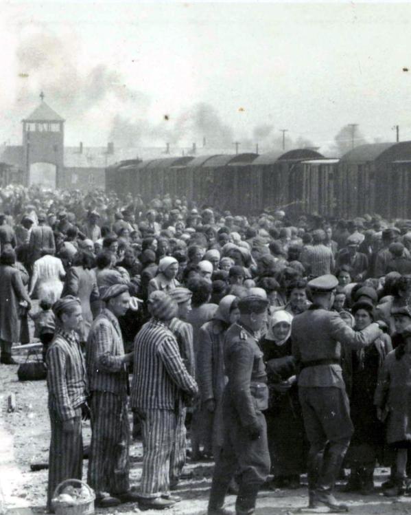 Platform voor Auschwitz waar Joden uit treinen worden geselecteerd en verdeeld. 
