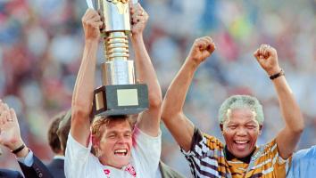 Nelson Mandela viert de overwinning van het Zuid-Afrikaanse voetbalteam in 1996