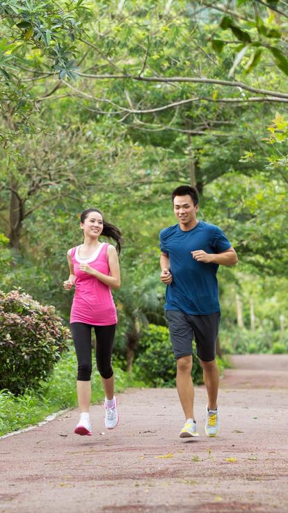 twee mensen aan het hardlopen in het bos