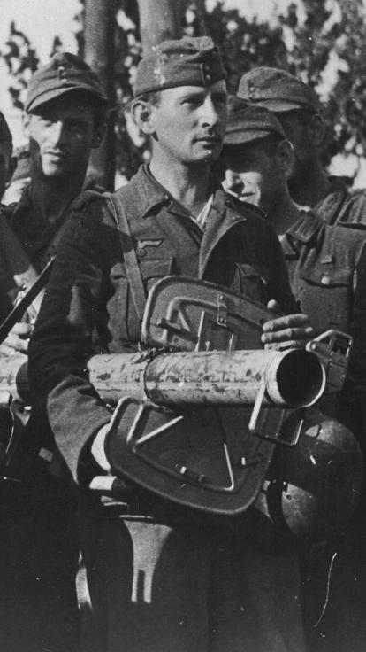 Duitse militairen met wapens in de handen