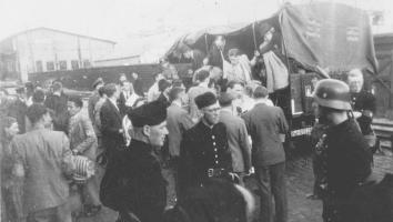 Groep mensen stapt uit een overvalwagen 