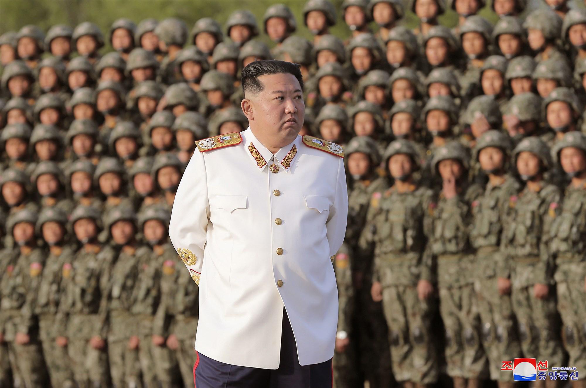Kim Jong-Un voor een groep soldaten na een militaire parade