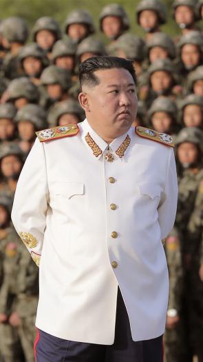 Kim Jong-Un voor een groep soldaten na een militaire parade