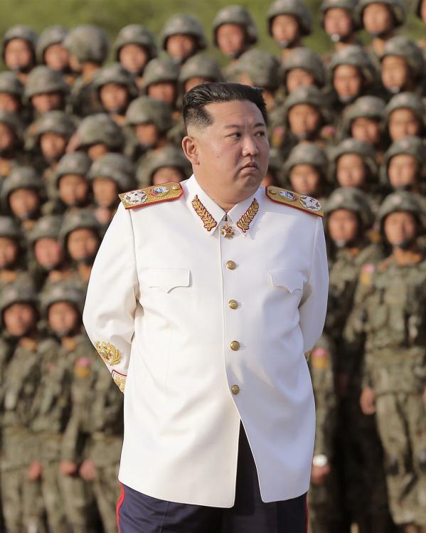 Kim Jong-Un voor een groep soldaten na een militaire parade