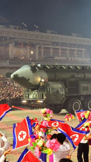 een Noord-Koreaanse intercontinentale ballistische raket in een militaire parade