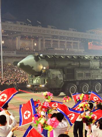 een Noord-Koreaanse intercontinentale ballistische raket in een militaire parade