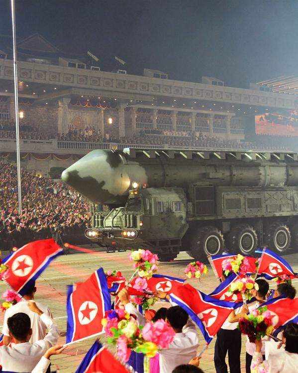 een Noord-Koreaanse intercontinentale ballistische raket in een militaire parade