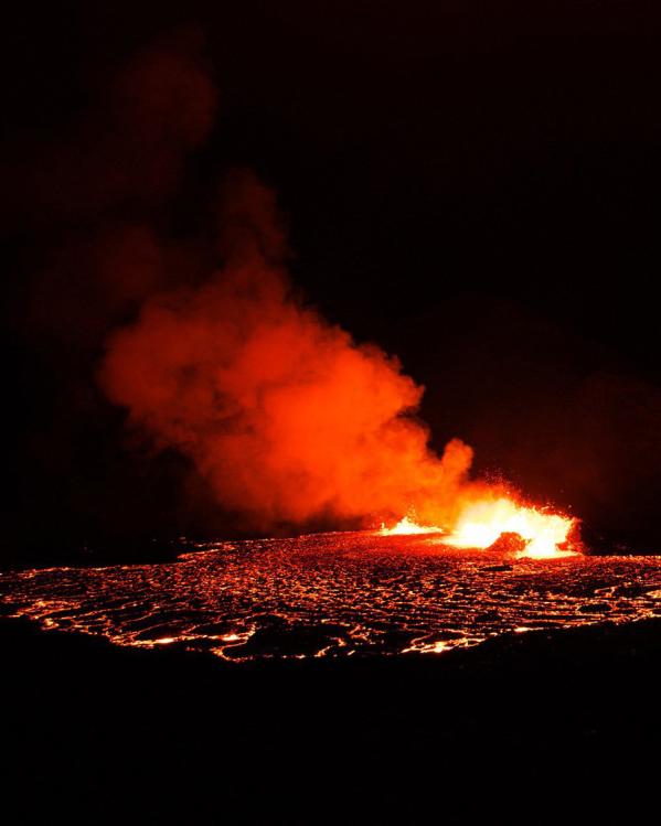 lavastromen bij een vulkaan in IJsland