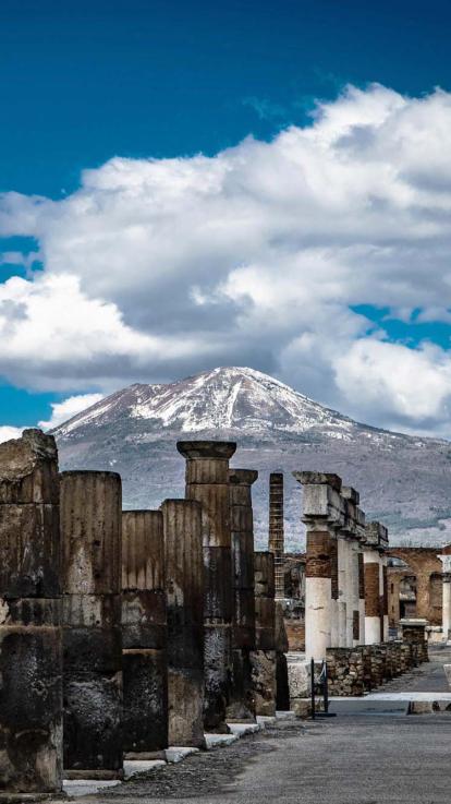 ruïnes van de stad Pompeii met de vulkaan Vesuvius op de achtergrond
