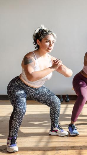 drie personen in de sportschool doen oefeningen