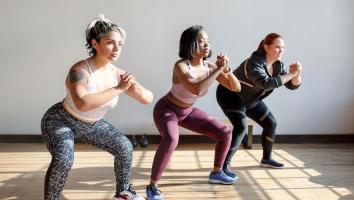 drie personen in de sportschool doen oefeningen