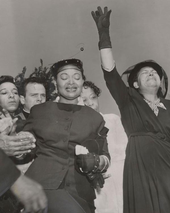 Mamie Till, de moeder van Emmett Till, tijdens zijn begrafenis.