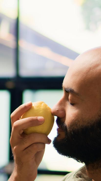 iemand ruikt aan een citroen