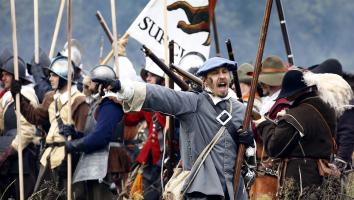 Figuranten bij het naspelen van de Slag om Grolle