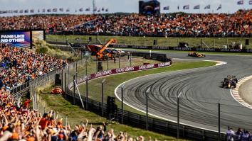 Tribunes en langsracende auto's op het circuit van Zandvoort