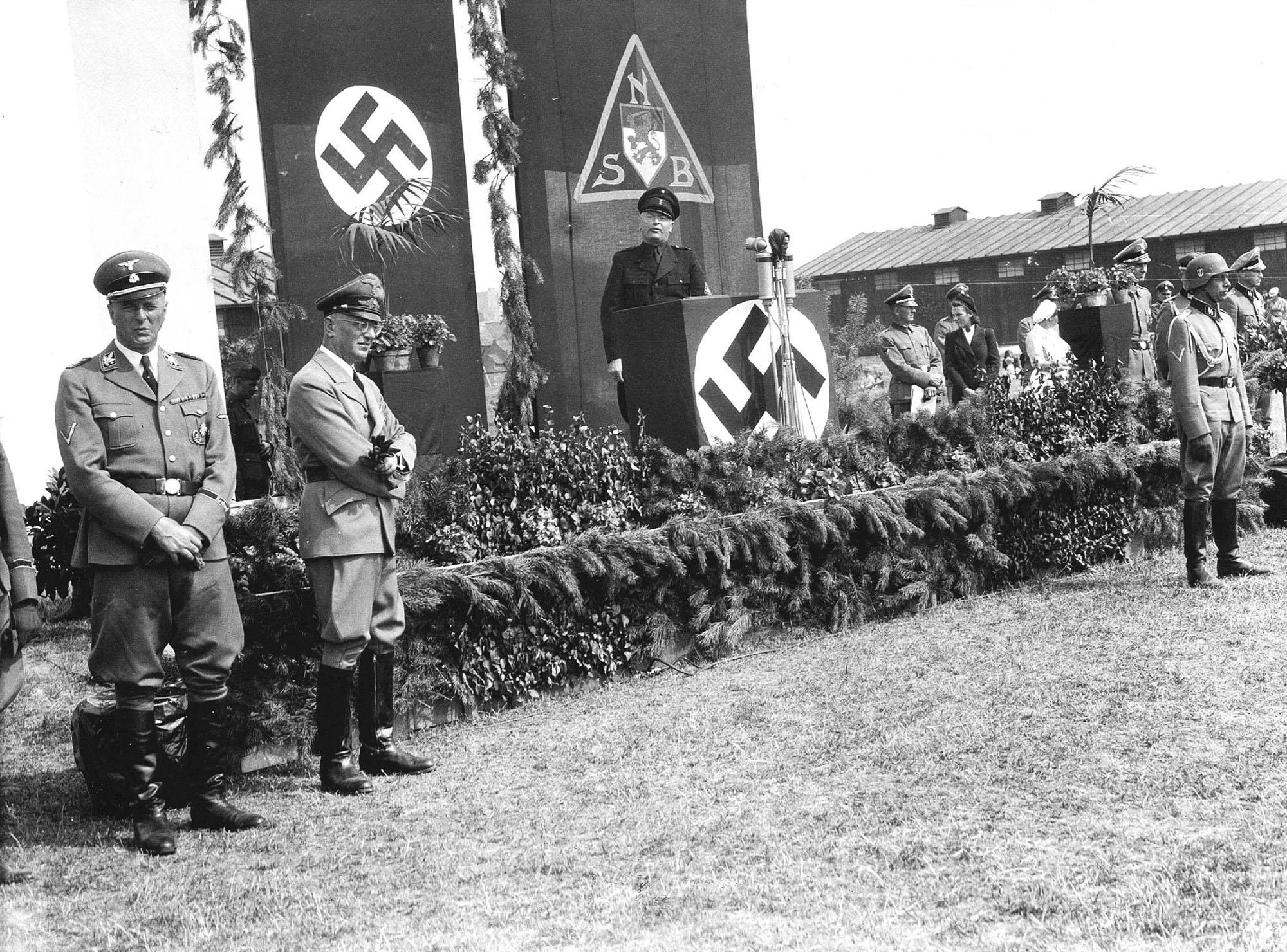 Mussert tijdens een beëdigingsceremonie van nieuwe leden van de Landwacht, 1942