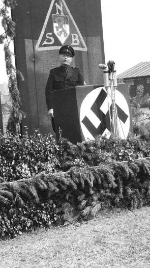 Mussert tijdens een beëdigingsceremonie van nieuwe leden van de Landwacht, 1942