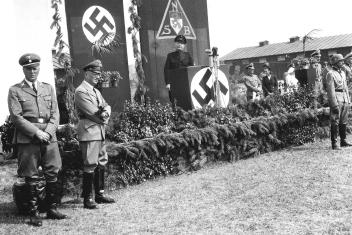 Mussert tijdens een beëdigingsceremonie van nieuwe leden van de Landwacht, 1942