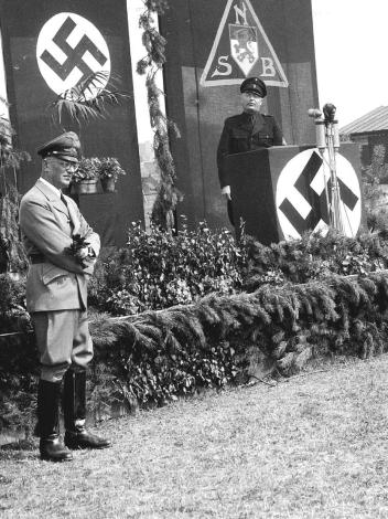 Mussert tijdens een beëdigingsceremonie van nieuwe leden van de Landwacht, 1942