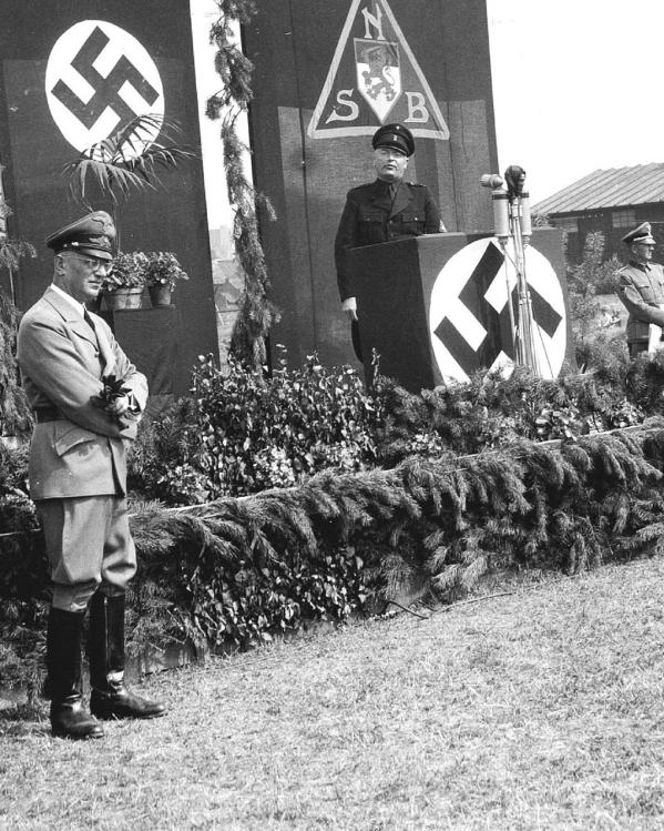 Mussert tijdens een beëdigingsceremonie van nieuwe leden van de Landwacht, 1942