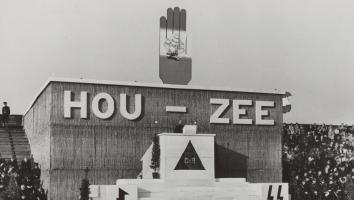 Grote bijeenkomst van de NSB in Den Haag met de letters 'Hou-Zee' op de muur