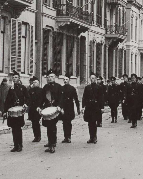 Een rondwandeling door Arnhem van leden van de WA