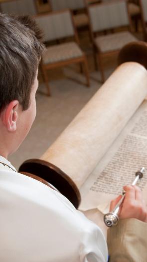 een jongen leest de Tora voor zijn Bar Mitzvah