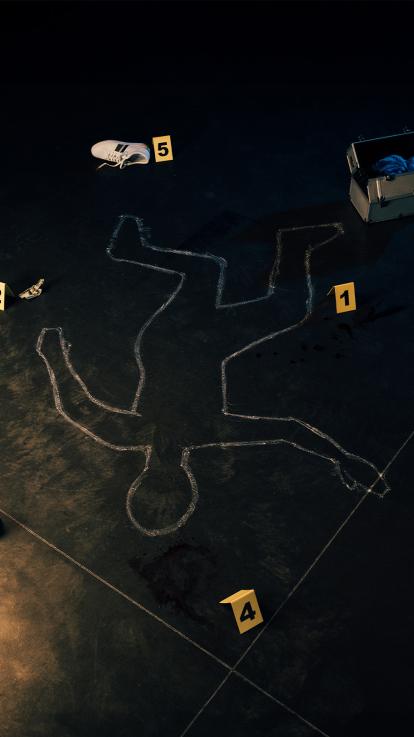 Met krijt getekend lichaam op de grond als crimescene