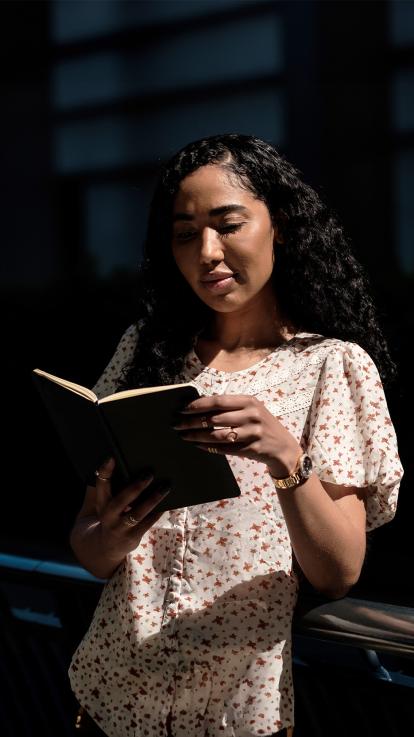 Vrouw leest staand een boek
