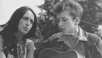 Bob Dylan met mondharmonica om zijn nek samen met zangeres Joan Baez in 1963