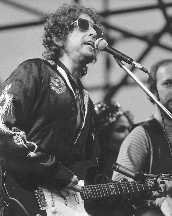 Bob Dylan met bassist Tim Drummond treden op