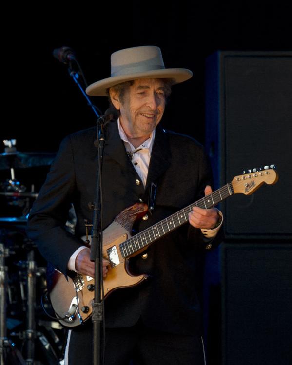 Bob Dylan met zijn band op het podium in 2012