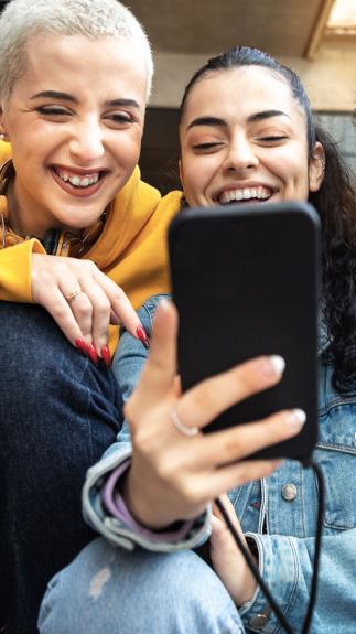 jongvolwassenen maken een selfie op hun mobiel