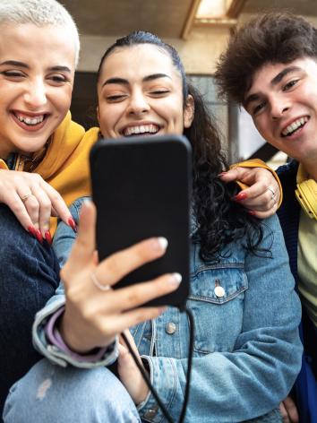 jongvolwassenen maken een selfie op hun mobiel